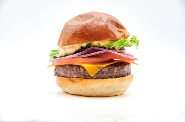 Beyaz arkaplanda hamburger