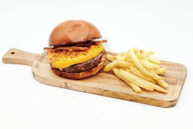 Beyaz arkaplanda hamburger