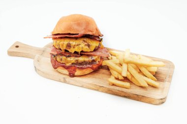 Beyaz arkaplanda hamburger