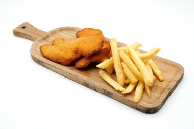 bir tabak kızarmış tavuk kanatları