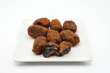 bir tabak kızarmış tavuk kanatları