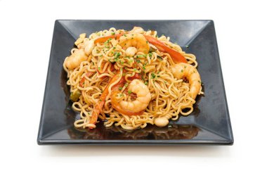 Japon yemeği ve karidesli erişte.