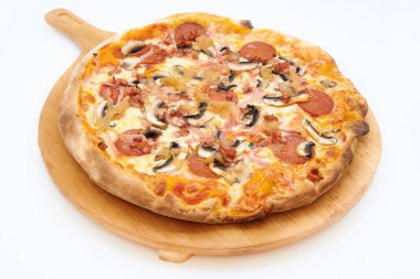 Peynirli pizza ve çeşitli malzemeler.