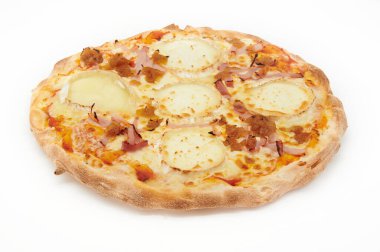 Peynirli pizza ve çeşitli malzemeler.