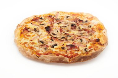 Peynirli pizza ve çeşitli malzemeler.