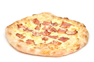 Peynirli pizza ve çeşitli malzemeler.