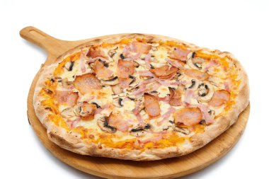Peynirli pizza ve çeşitli malzemeler.