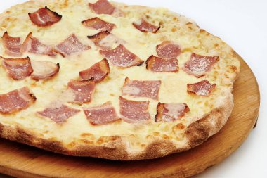 Peynirli pizza ve çeşitli malzemeler.