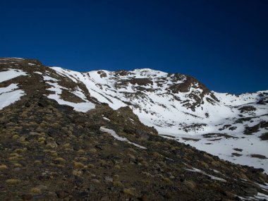 Dağcı ve karla kaplı dağlar