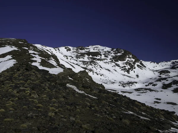 Montañas Con Nieve Cubierta Montañista —  Fotos de Stock