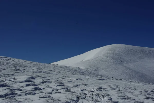 Montañas Con Nieve Cubierta Montañista —  Fotos de Stock