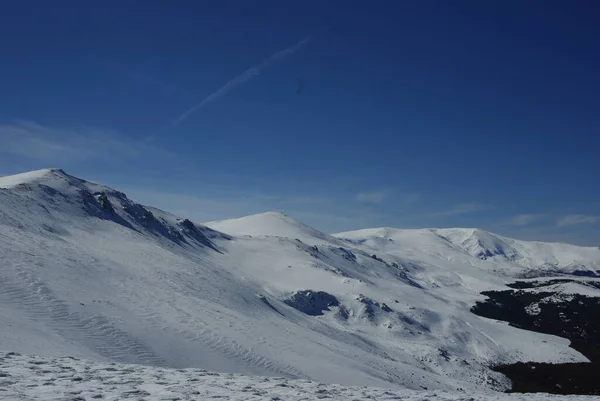 Montañas Con Nieve Cubierta Montañista —  Fotos de Stock
