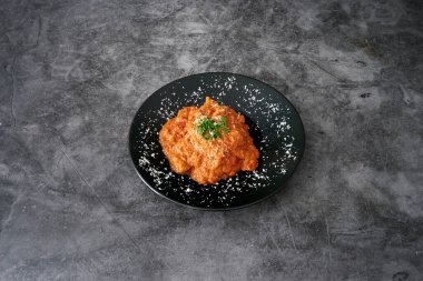 Ahşap arka planda çeşitli Hint yemekleri ve köri.