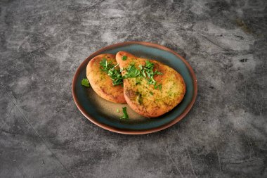 Ahşap arka planda çeşitli Hint yemekleri ve köri.