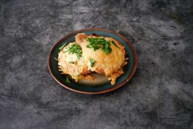 Ahşap arka planda çeşitli Hint yemekleri ve köri.