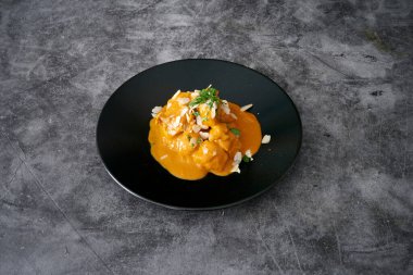 Ahşap arka planda çeşitli Hint yemekleri ve köri.