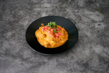 Ahşap arka planda çeşitli Hint yemekleri ve köri.