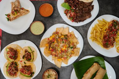 Meksika yemekleri, fajitalar, chili con carne ve avokado, sığır eti ve peynirli cips.