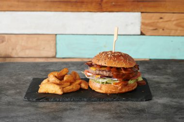 Çeşitli Amerikan yemekleri.