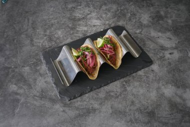 Meksika yemekleri, fajitalar, chili con carne ve avokado, sığır eti ve peynirli cips.