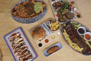 Çeşitli Amerikan yemekleri.