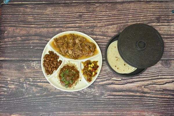 Meksika yemekleri, fajitalar, chili con carne ve avokado, sığır eti ve peynirli cips.