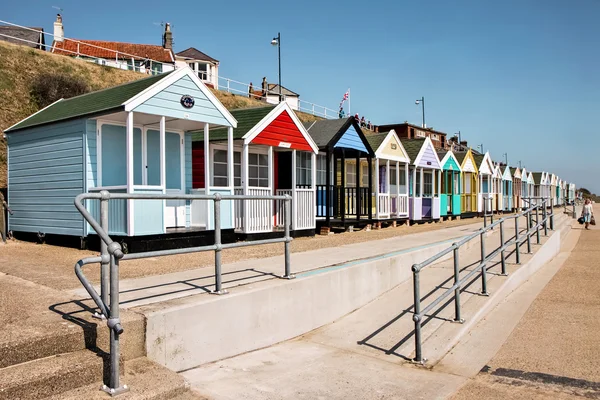 Een rij met felgekleurde strand hutten in southwold suffolk — Stockfoto