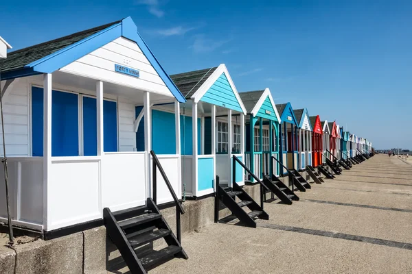 Parlak renkli plaj kulübe southwold Suffolk civarında işe yarayan bir satırı — Stok fotoğraf