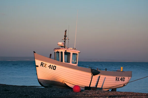 Łódź rybacka na plaży Dungeness — Zdjęcie stockowe