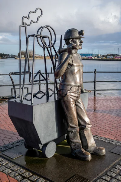 Poço para escultura Port Coal Miner Cardiff Bay — Fotografia de Stock