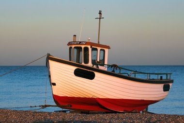 Dungeness Sahilinde balıkçı teknesi
