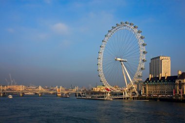 london eye doğru thames Nehri boyunca bir görünüm