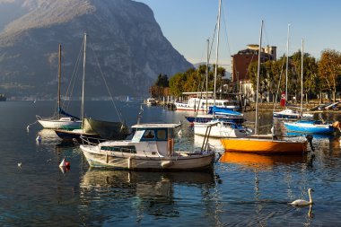 Como Gölü'nün Lecco İtalya tekneler