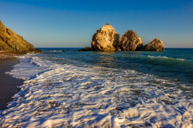 Kıbrıs sahil off büyük kayalar