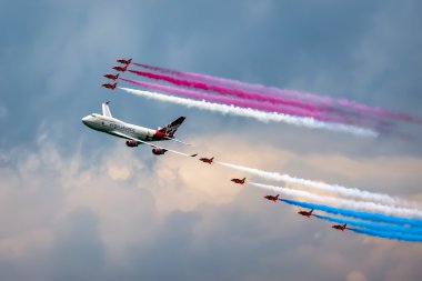 Virgin atlantic - boeing 747-400 ve Kırmızı oklar havadan görüntüleme bir