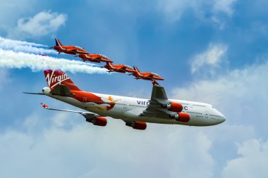 Virgin atlantic - boeing 747-400 ve Kırmızı oklar havadan görüntüleme bir