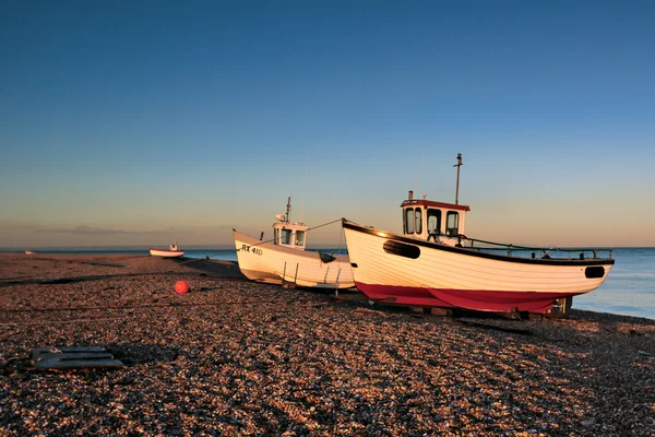 Rybářské lodě na pláži dungeness — Stock fotografie