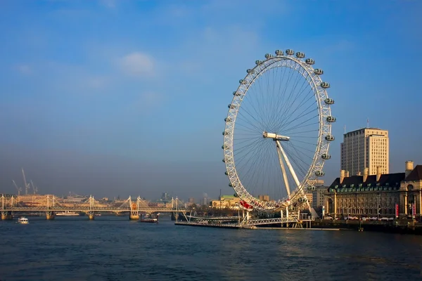 Une vue le long de la Tamise vers le London Eye — Photo