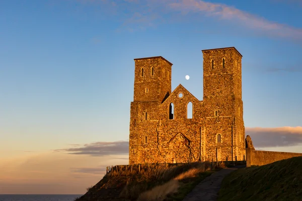 Moon over reculver torens — Stockfoto