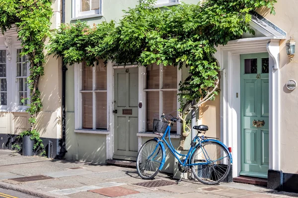 Una bicicleta azul apoyada en una casa en Sandwich Kent — Foto de Stock