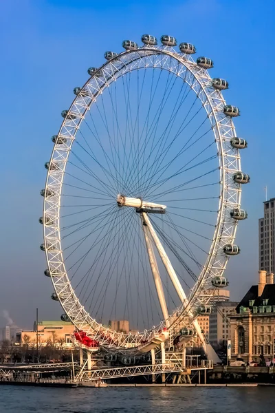 O priveliște de-a lungul râului Tamisa spre London Eye — Fotografie, imagine de stoc