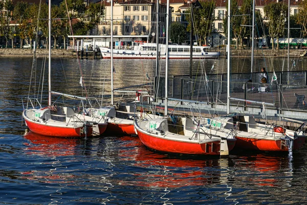 Лодки на озере Комо-Лекко — стоковое фото