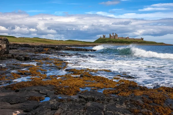 Craster Northumberland 'daki Dunstanburgh Kalesi manzarası — Stok fotoğraf