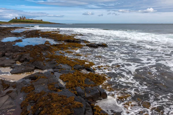 Utsikt över Dunstanburgh slott på Craster Northumberland — Stockfoto