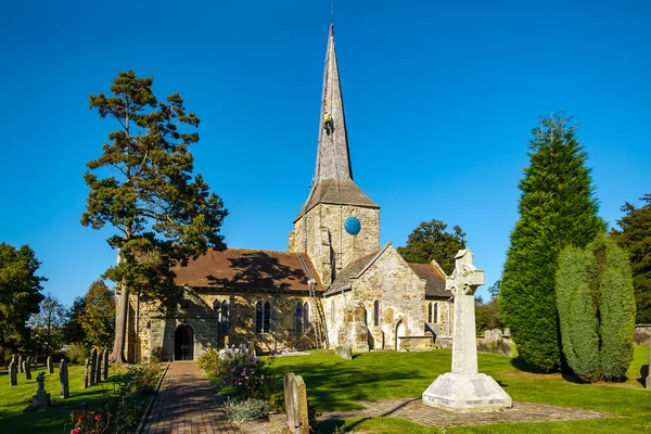 Vue de l'église Horsted Keynes par une journée ensoleillée d'automne — Photo