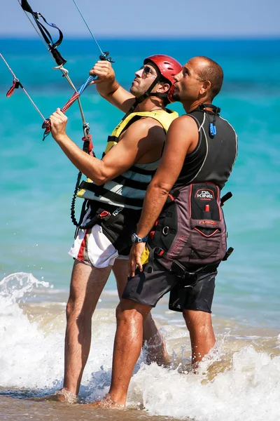 Aprendiendo a hacer kitesurf en Avdimou beach Chipre —  Fotos de Stock