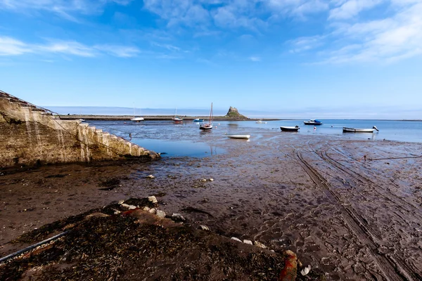 Lågvatten på holy island — Stockfoto