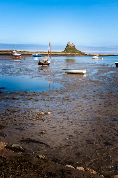 Lågvatten på holy island — Stockfoto