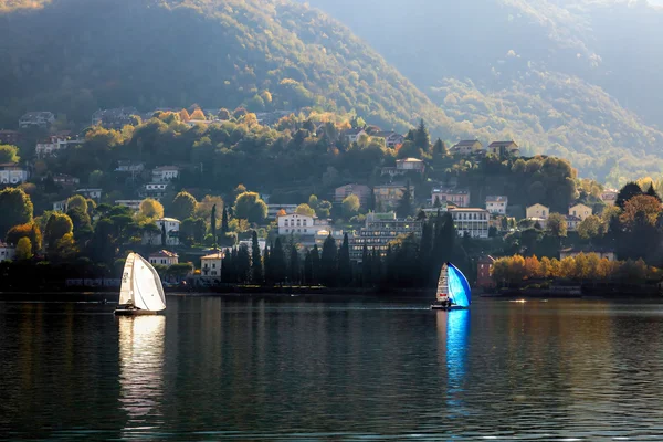 Segeln auf dem comer see bei lecco italien — Stockfoto