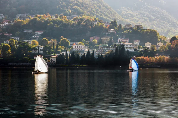 Navegando no Lago de Como em Lecco itália — Fotografia de Stock